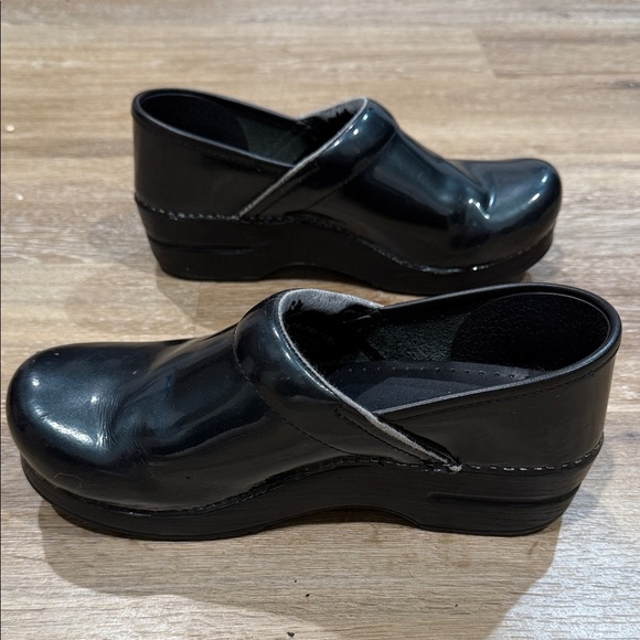 Dansko Size 39 Glossy Green Women's Clogs - Picture 12 of 12